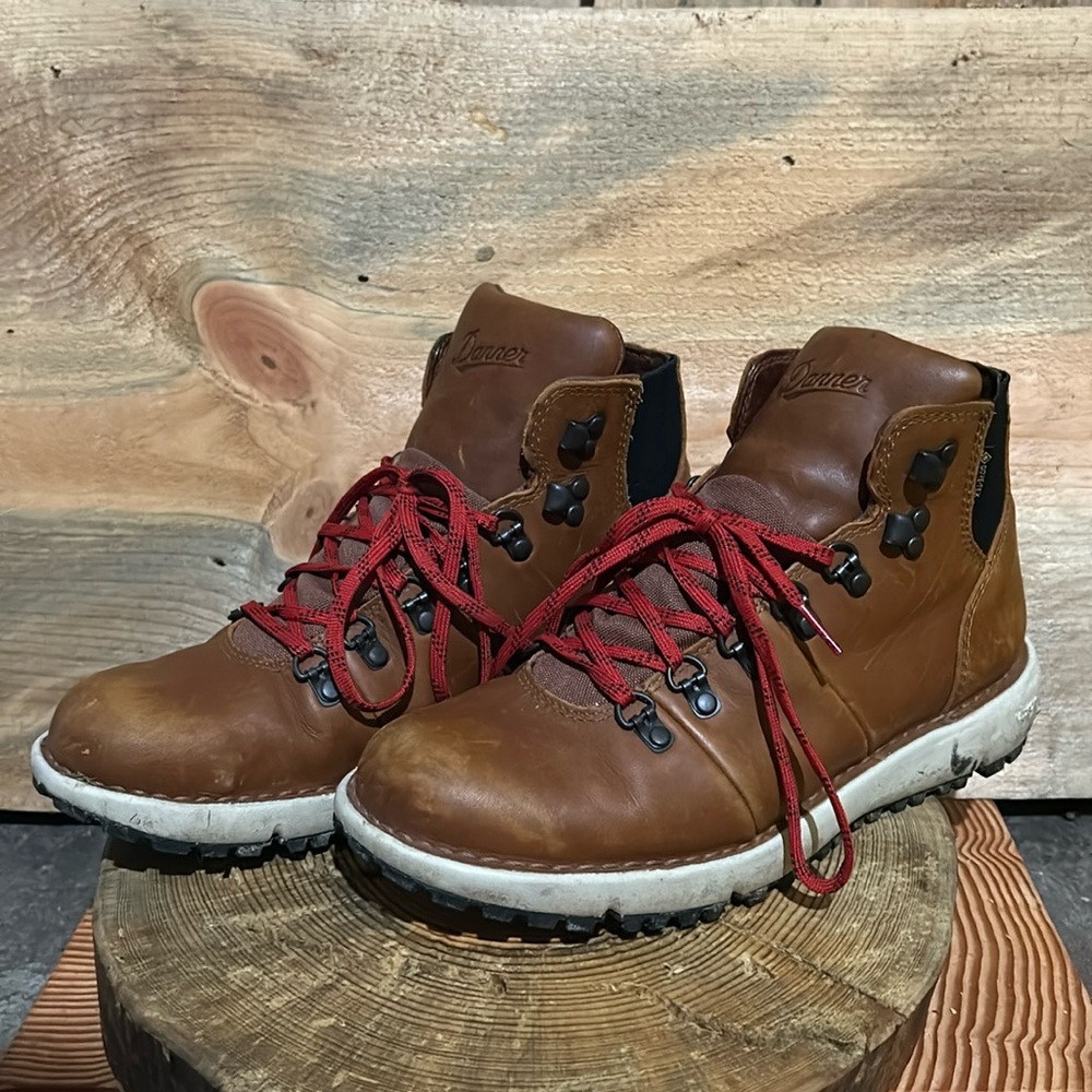 Danner Vertigo 917 women’s boot in “like new” condition - size 9
